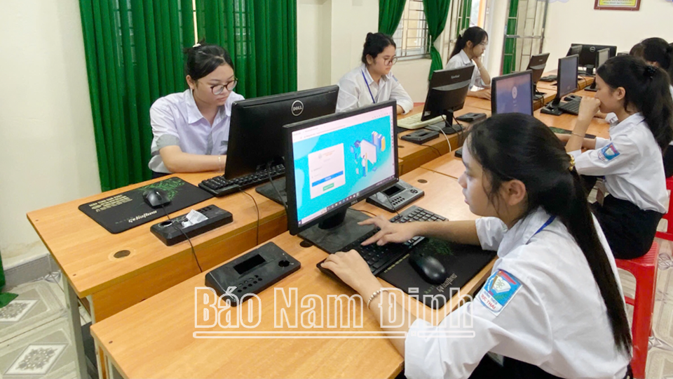 Một giờ Tin học của học sinh Trường THCS Trực Thái.