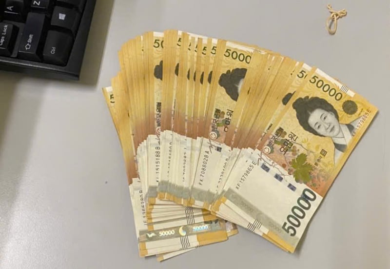 Turista coreano recibe con alegría los 5 millones de wones que le dejaron en el Aeropuerto Internacional de Noi Bai -0