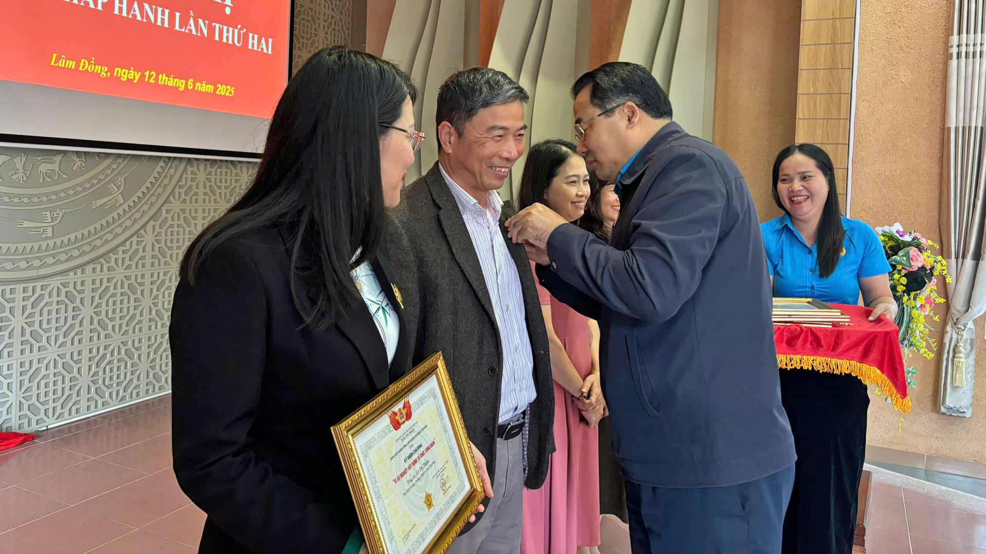 Awarding the Medal for the Cause of Building the Vietnam Trade Union Organization to individuals