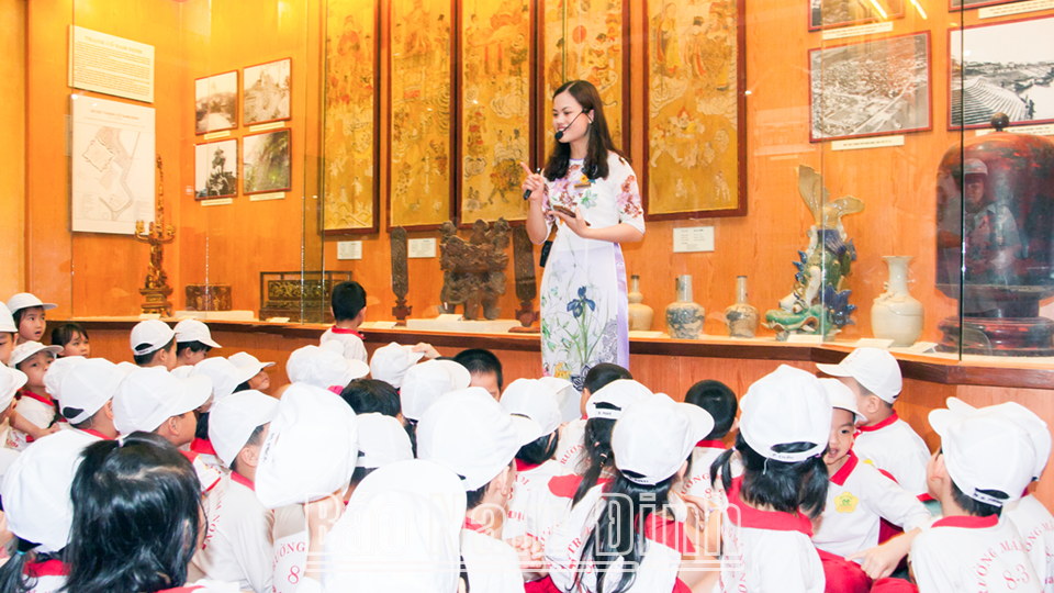 Buổi ngoại khóa của Trường Mầm non 8/3 (thành phố Nam Định) tại Bảo tàng tỉnh.
