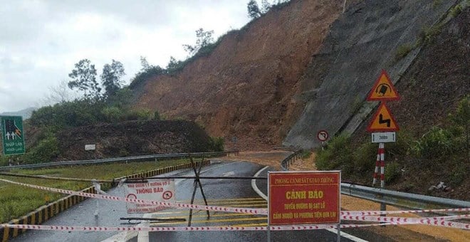 Một điểm sạt lở nghiêm trọng trên tuyến liên xã qua địa phận xã Kà Dăng, huyện Đông Giang, Quảng Nam. Ảnh: ALĂNG LAN