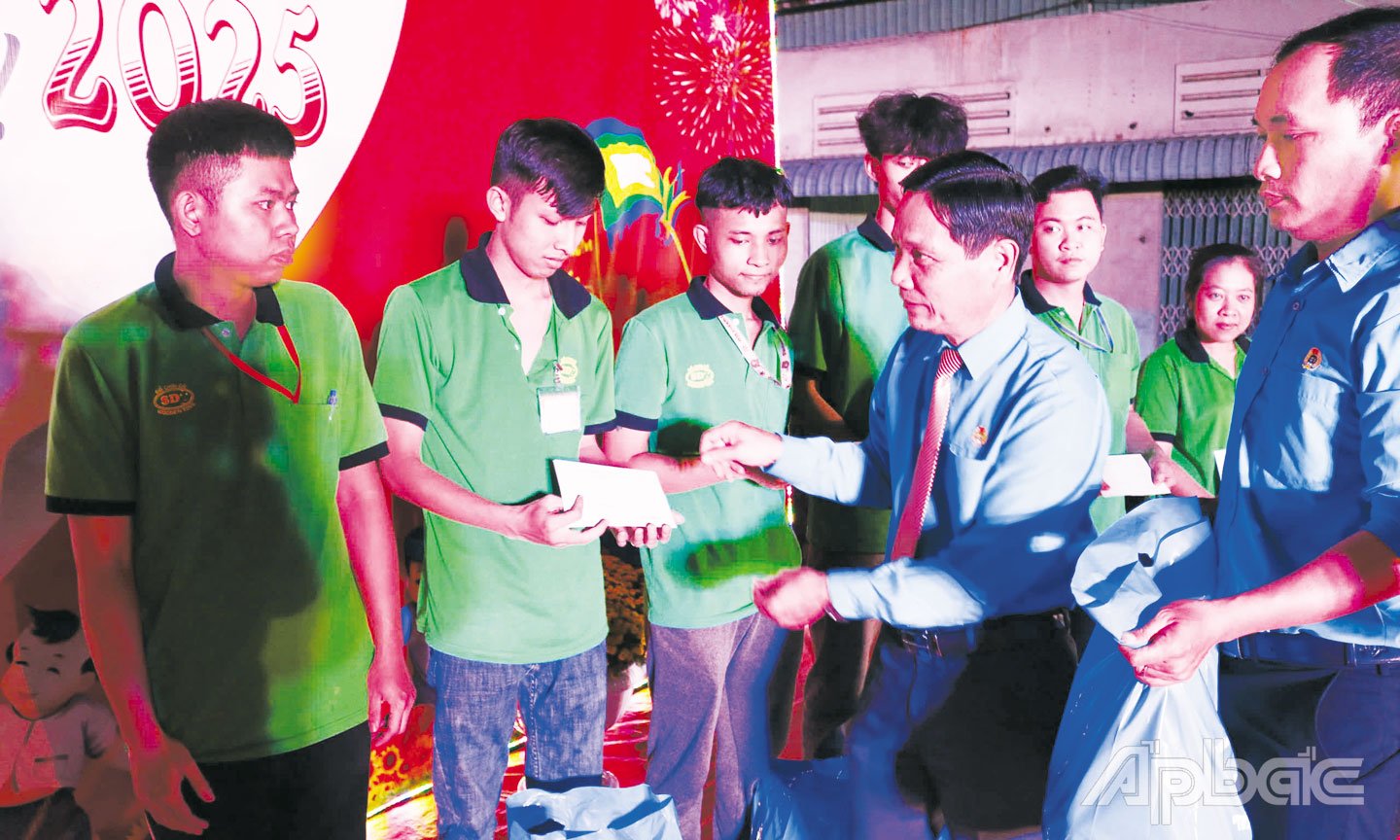 Chủ tịch LĐLĐ tỉnh Tiền Giang Lê Minh Hùng tặng quà công nhân, lao động khó khăn dịp  Tết Nguyên đán 2025.