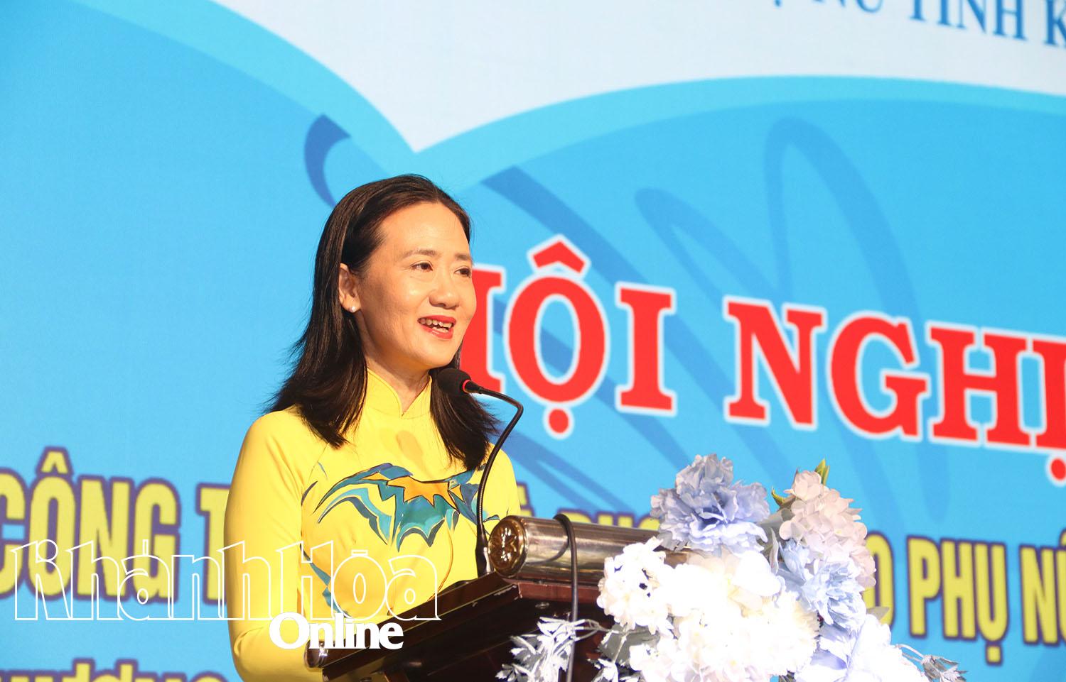 លោកស្រី Nguyen Quynh Nga - ប្រធានសម្ព័ន្ធនារីខេត្ត ថ្លែងសុន្ទរកថាបើកសន្និសីទ។
