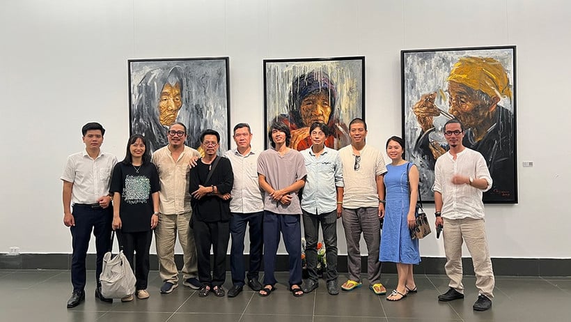 Painter Pham Duy Quynh takes a photo with his relatives