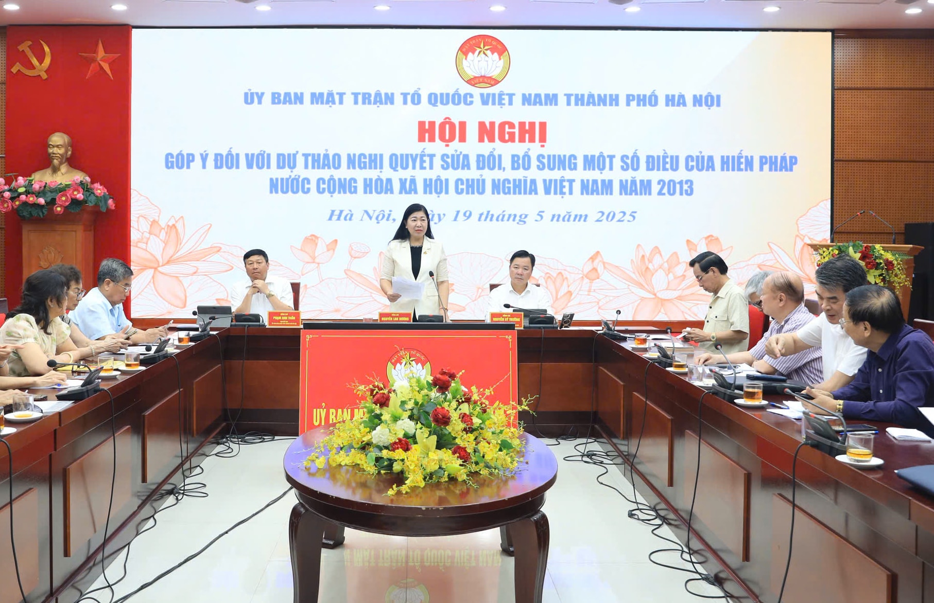 Überblick über die Konferenz zur Einbringung von Ideen zum Resolutionsentwurf zur Änderung und Ergänzung einer Reihe von Artikeln der Verfassung von 2013, organisiert vom Komitee der Vietnamesischen Vaterländischen Front in Hanoi, Mai 2025..jpg
