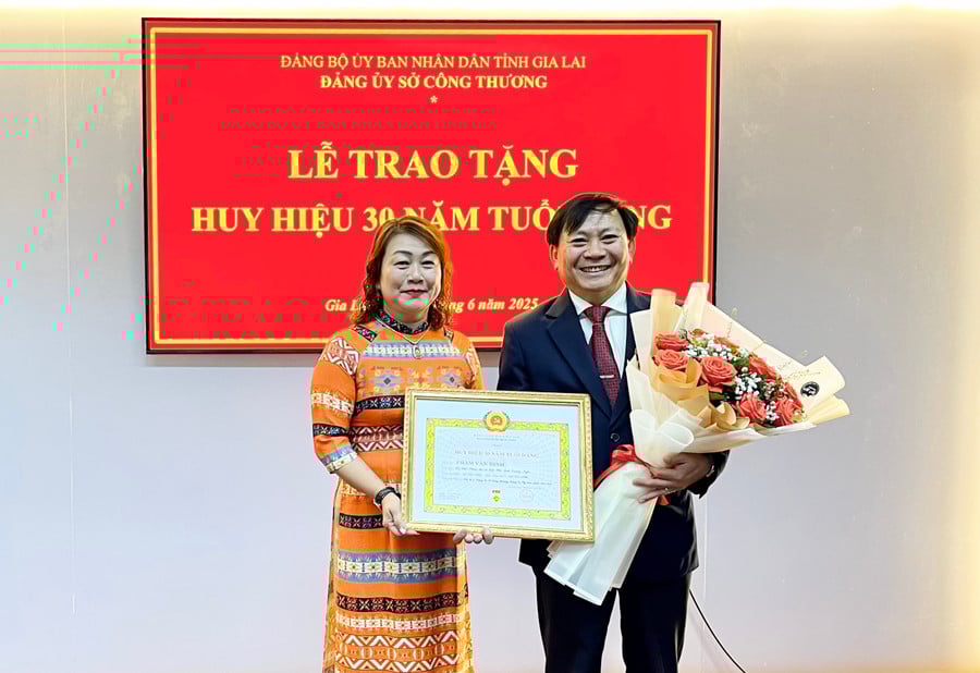 trao-huy-hieu.jpg