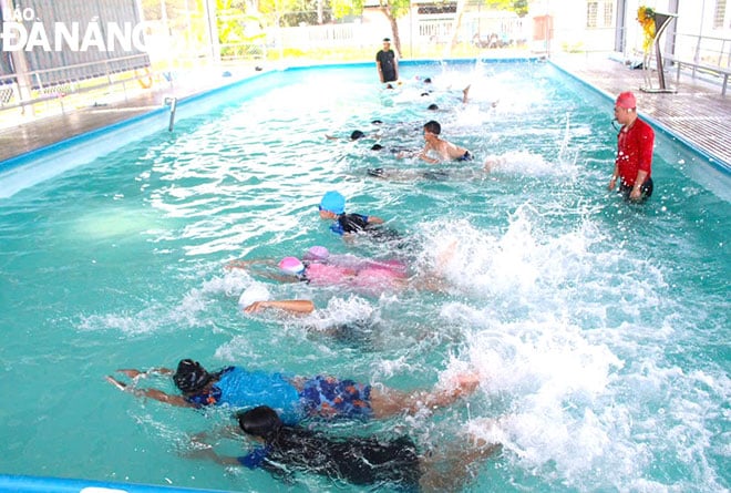 ครูที่โรงเรียนประถมศึกษา Tran Dai Nghia สอนนักเรียนเกี่ยวกับเทคนิคการว่ายน้ำขั้นพื้นฐาน ภาพโดย: LAM PHUONG