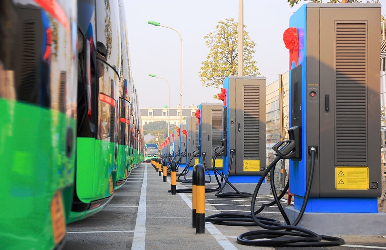 Ladestation für Elektrobusse in der Pkw-Fabrik in Ha Noi, Bezirk Hoang Mai.-Anh Tuan Khai.jpg
