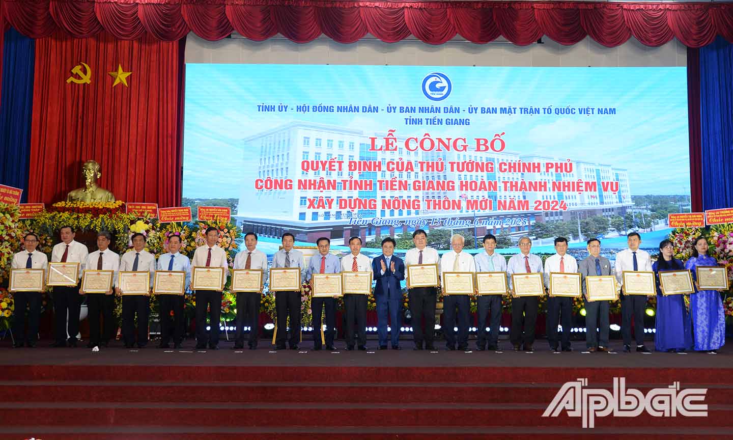 Đồng chí Trần Văn Dũng trao bằng khen của UBND tỉnh cho các tập thể, cá nhân có thành tích xuất săc trong công tác xây dựng tỉnh Tiền Giang đạt chuẩn NTM năm 2024.