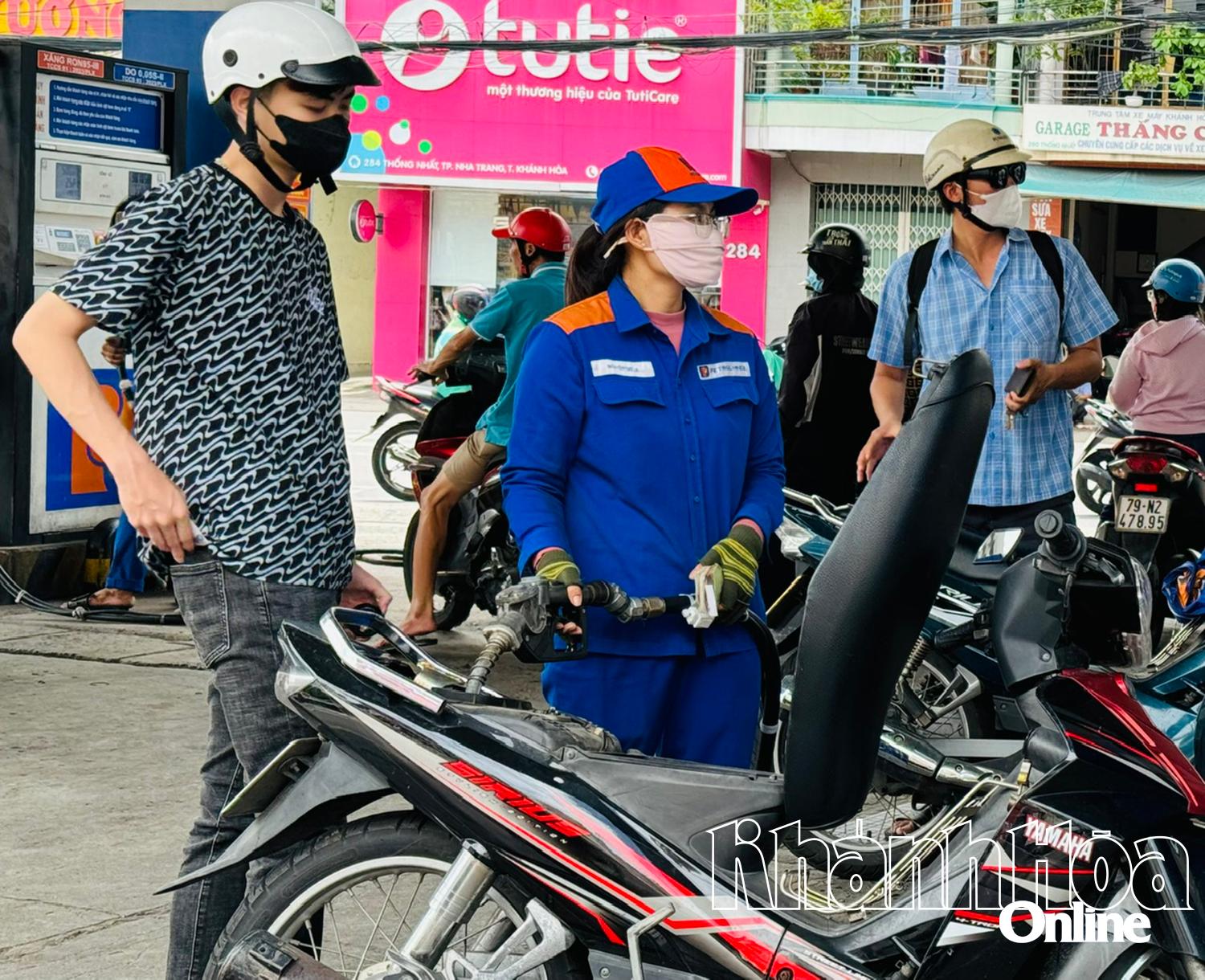 មនុស្សចាក់សាំងនៅ Nha Trang