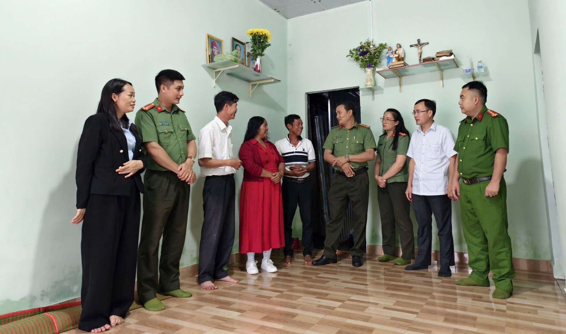 Đoàn công tác Công an tỉnh cùng chính quyền địa phương trò chuyện cùng hộ dân được nhận nhà ở mới