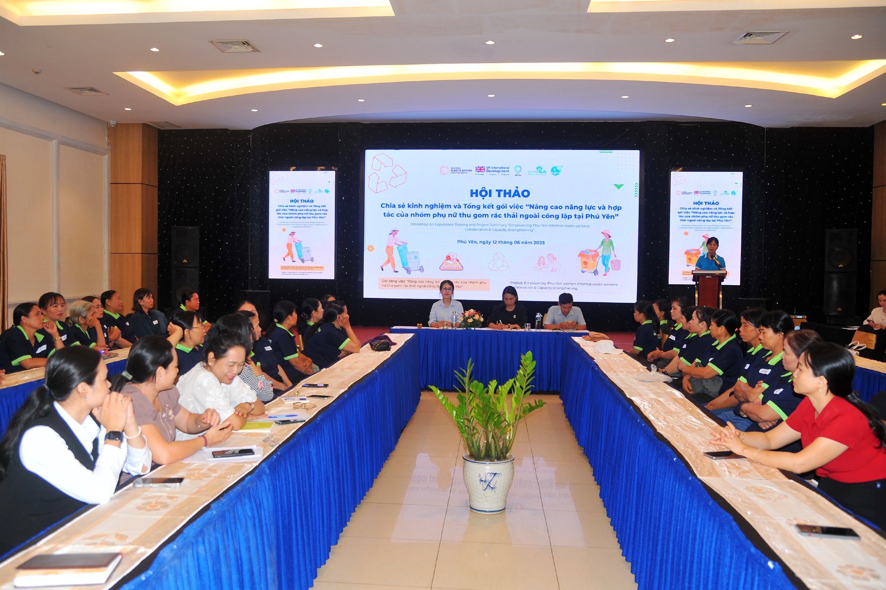Các đại biểu tham dự tổng kết gói công việc Nâng cao năng lực và hợp tác của nhóm phụ nữ thu gom rác thải ngoài công lập tại Phú Yên. Ảnh: ANH NGỌC