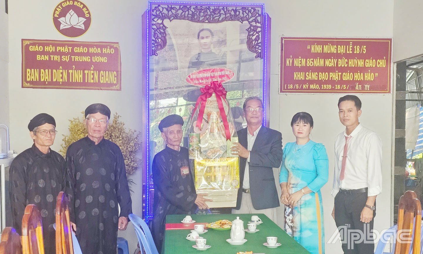 Ông Huỳnh Văn Hải - PCT Ủy ban MTTQ VN tỉnh tặng quà chúc mừng Ban Đại diện.