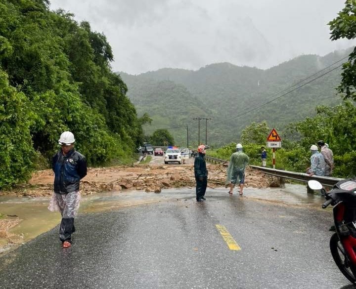 Heavy rain causes landslides in many mountainous areas of Quang Tri
