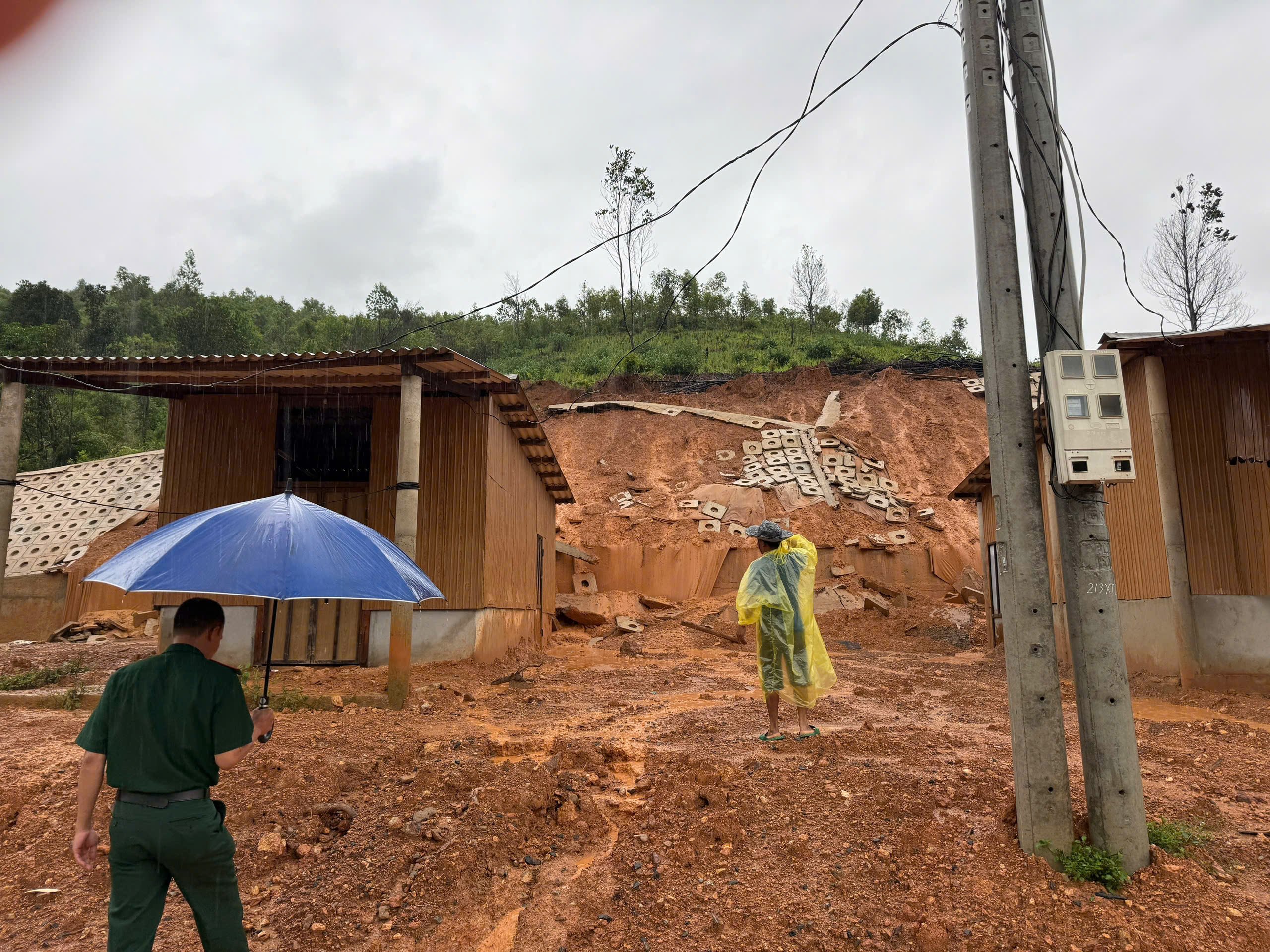 Heavy rain causes landslides in many mountainous areas of Quang Tri