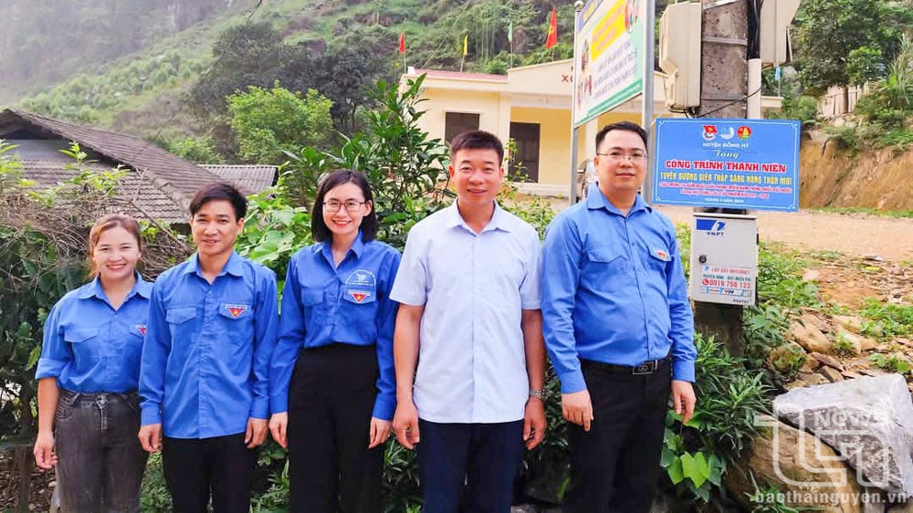 Huyện đoàn Đồng Hỷ trao tặng công trình tuyến đường điện thắp sáng cho xóm Lân Đăm.