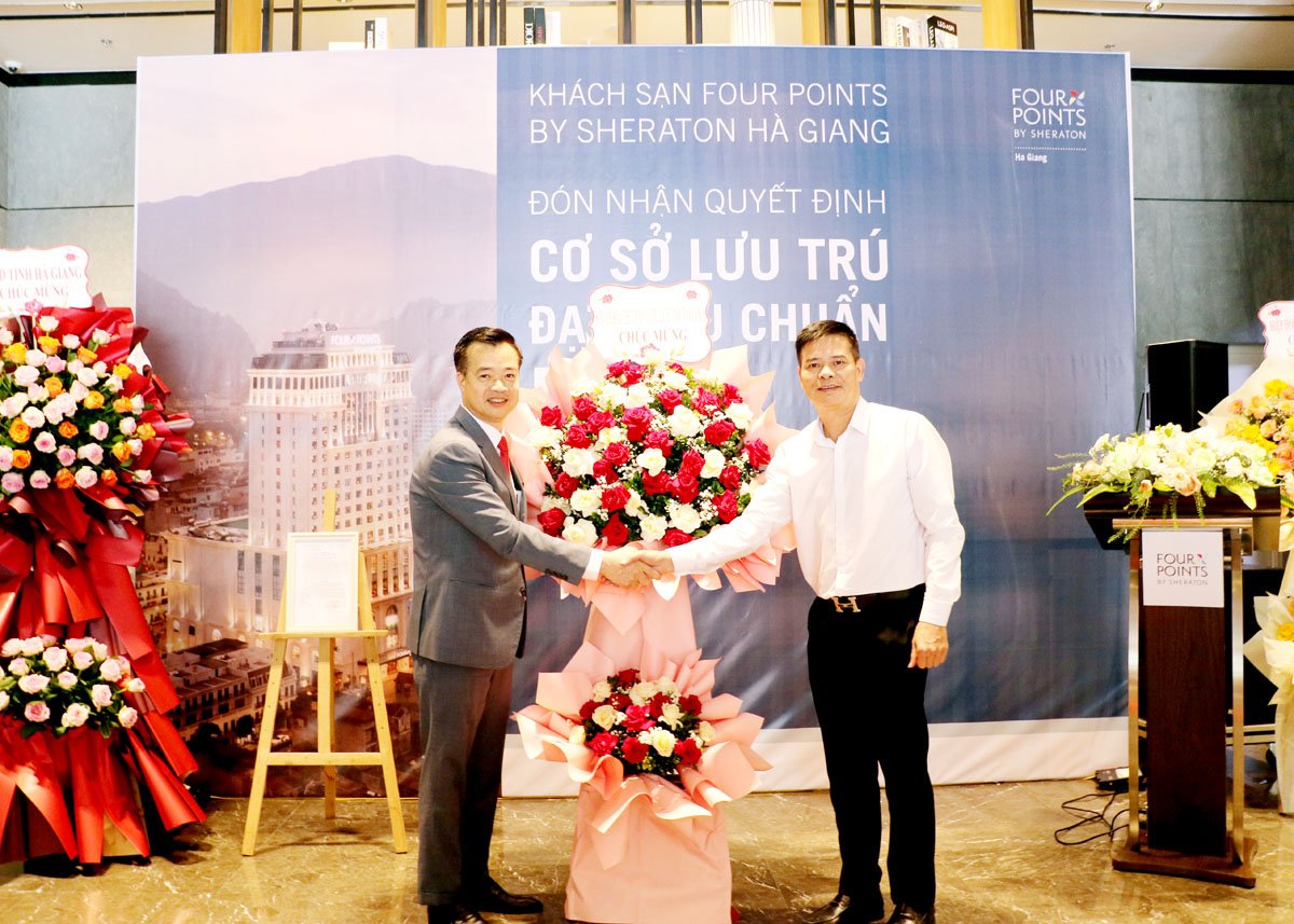 Leaders of the Department of Culture, Sports and Tourism presented flowers to congratulate Four Points by Sheraton Ha Giang Hotel.