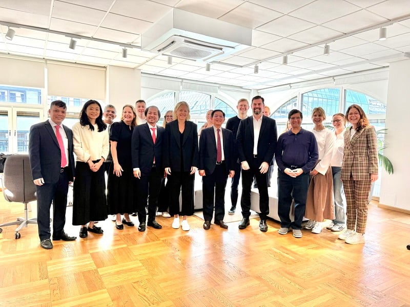 Führungskräfte der Provinz Binh Dinh, Vertreter des Industrieparks Nhon Hoi – Bereich A bei der Arbeitssitzung mit Führungskräften der Gruppe und der Syre Company.