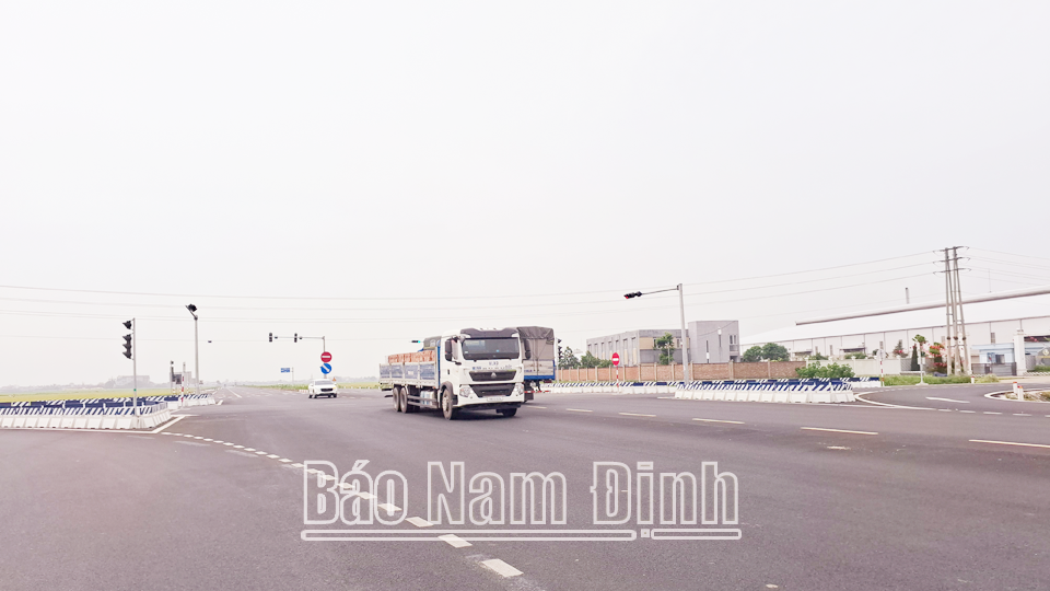 Tuyến đường tỉnh 490 (đường trục phát triển nối vùng kinh tế biển tỉnh Nam Định với đường cao tốc Cầu Giẽ - Ninh Bình) được đầu tư xây dựng mới góp phần tạo thuận lợi về giao thông cho Khu công nghiệp Minh Châu.