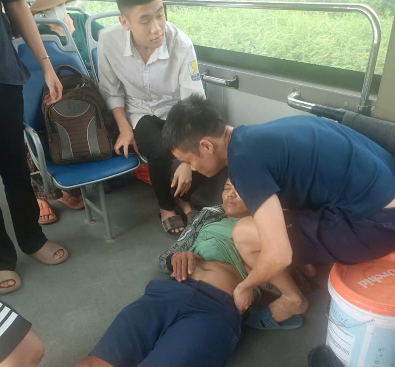 Conductor de autobús trasladó rápidamente a urgencias a víctima de accidente de tráfico -0