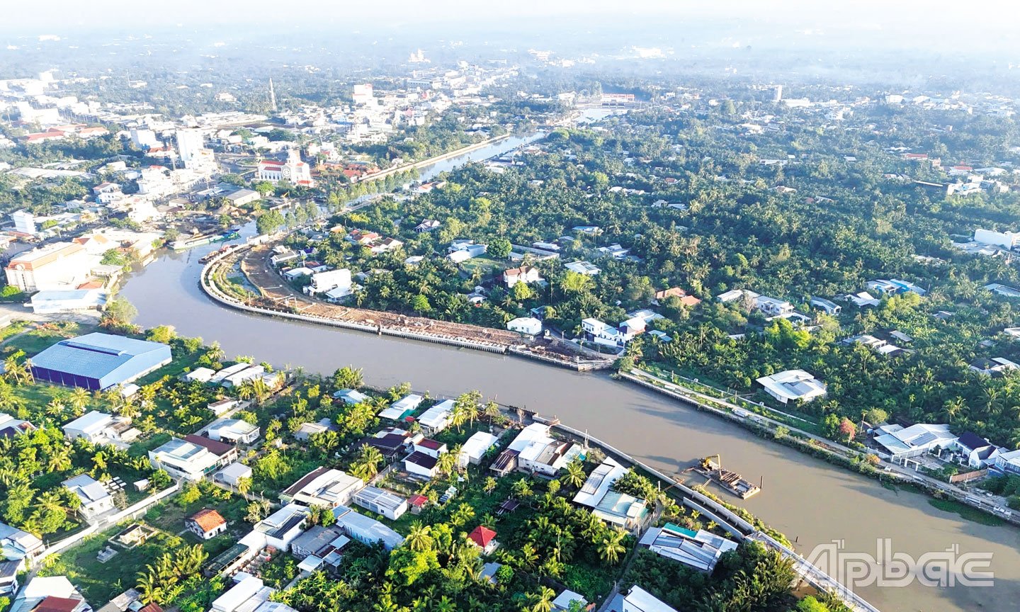 Dự án Đường  và Kè sông Bảo Định  đang được thi công.  Ảnh: MINH THÀNH
