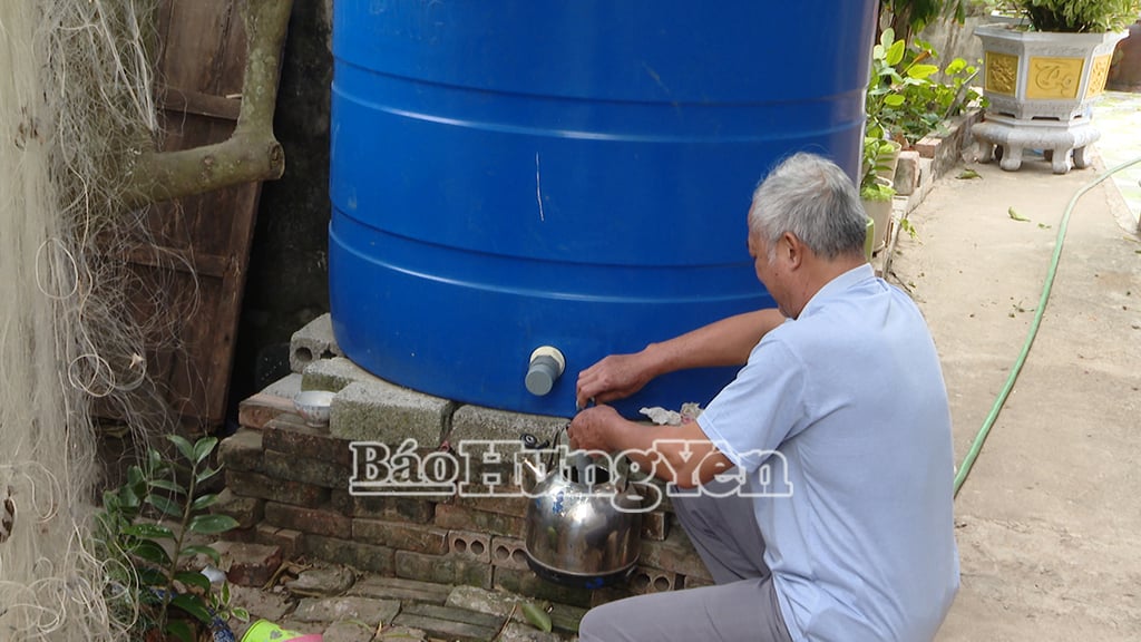 Người dân thôn Ngọc Trúc phải dùng bồn nước để dự trữ nước sạch