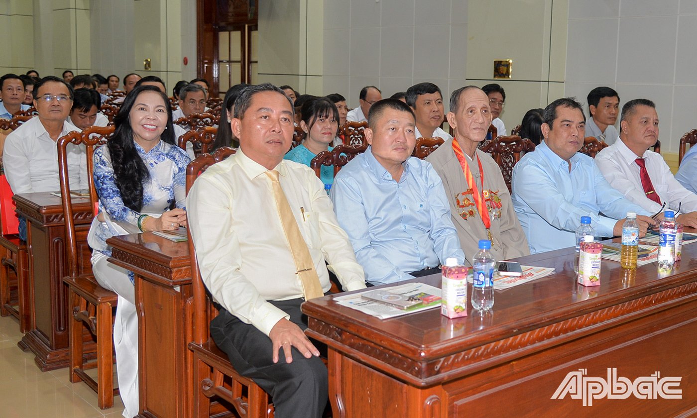 Các đồng chí lãnh đạo, các vị khách quý tham gia buổi lễ.