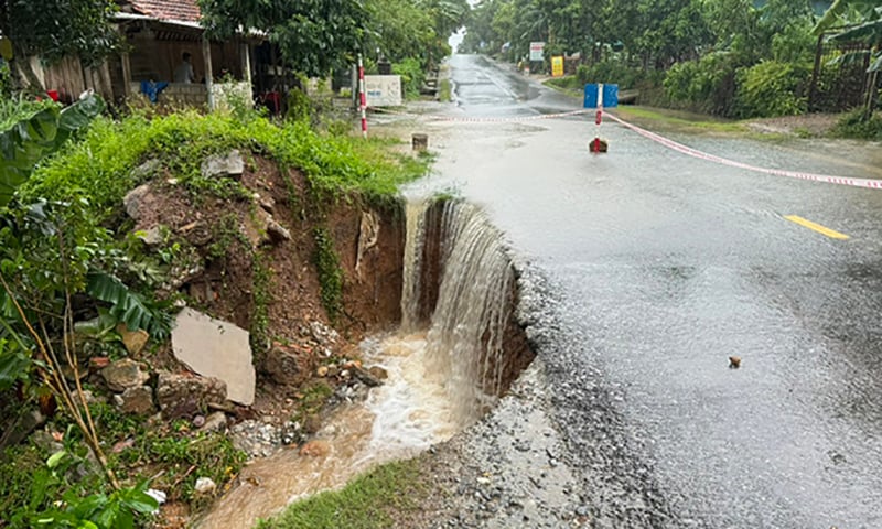 Đoạn đường bị sạt lở đi qua xã Cự Nẫm (Bố Trạch) đã được giăng dây cảnh báo.