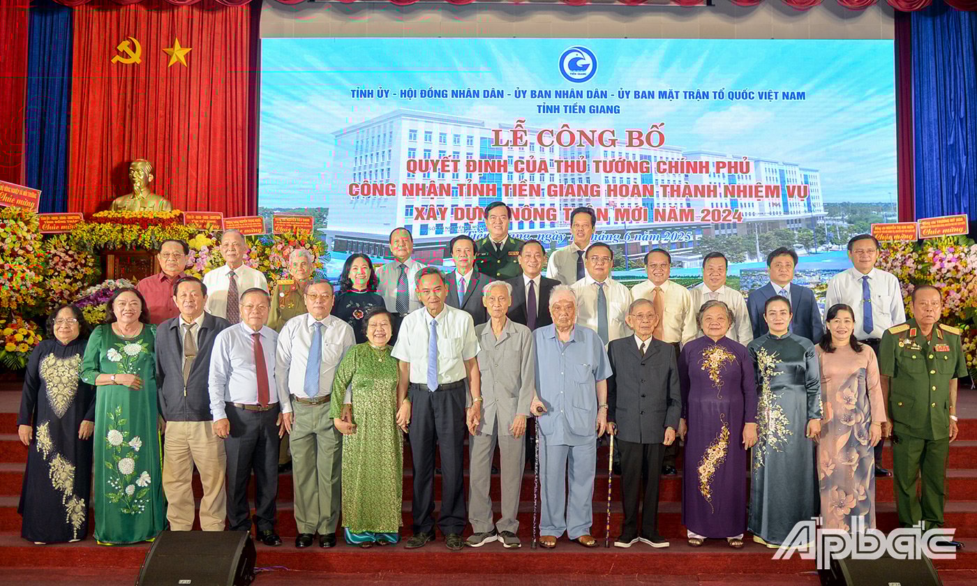 Các đại biểu chụp ảnh lưu niệm tại buổi lễ.