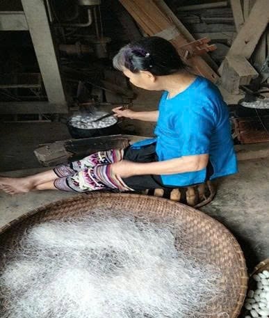 Kéo sợi - một công đoạn trong quy trình dệt thổ cẩm thủ công. Ảnh: BQL Di tích Nghệ An