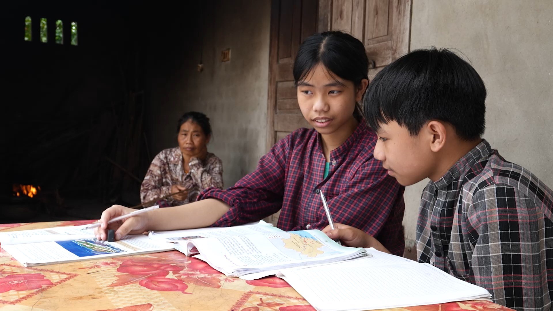 Dẫu hoàn cảnh éo le, ánh mắt của hai chị em vẫn ánh lên niềm hy vọng và khát khao về một tương lai tươi sáng.