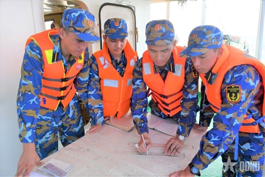 Học viên Học viện Hải quân tác nghiệp trên hải đồ. Ảnh: qdnd.vn