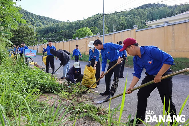 Thành đoàn ra quân vệ sinh môi trường trên địa bàn quận Sơn Trà với hơn 600 đoàn viên, thanh niên tham gia. Ảnh: KHÁNH NGÂN