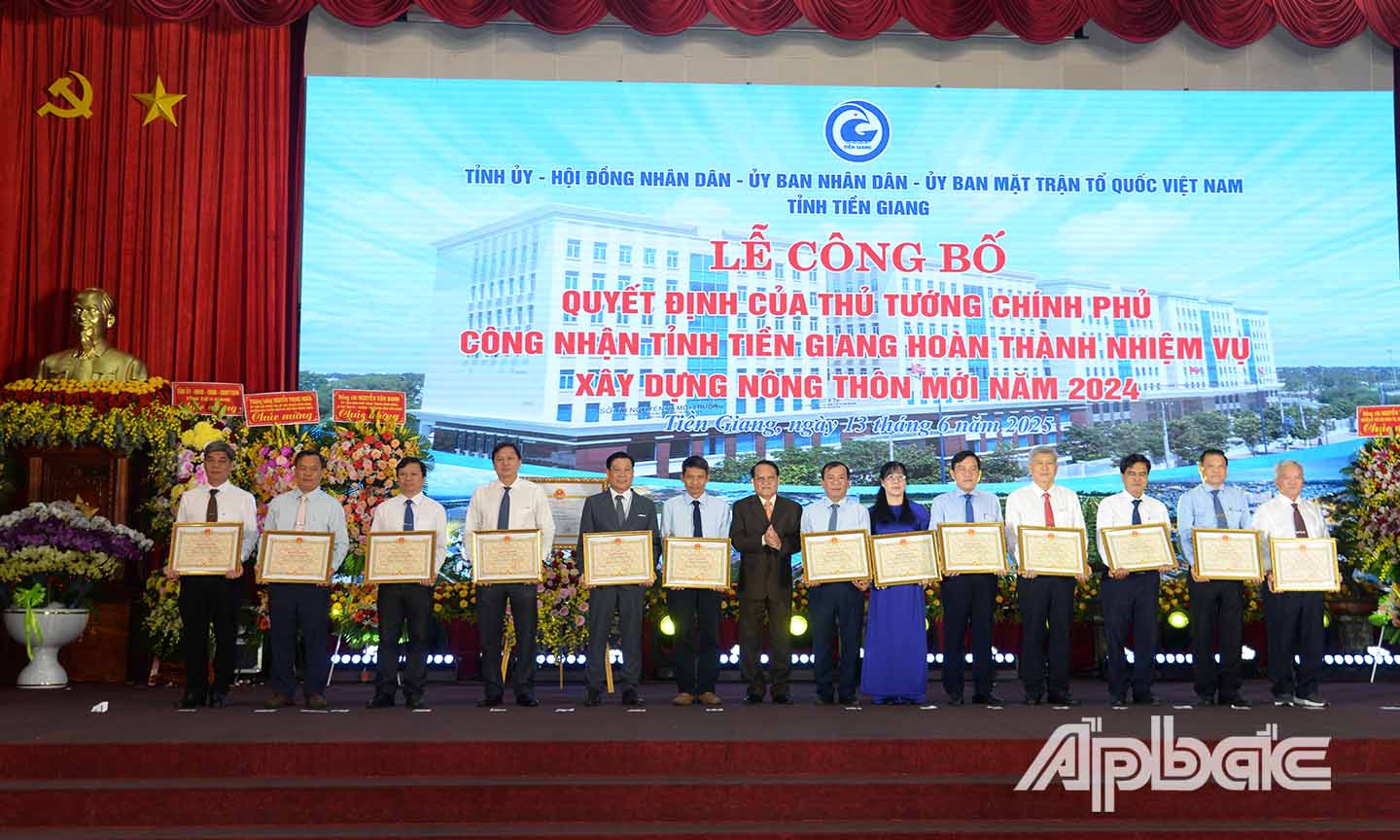 Đồng chí Phạm Văn Trọng trao bằng khen của UBND tỉnh cho các tập thể, cá nhân có thành tích xuất săc trong công tác xây dựng tỉnh Tiền Giang đạt chuẩn NTM năm 2024.