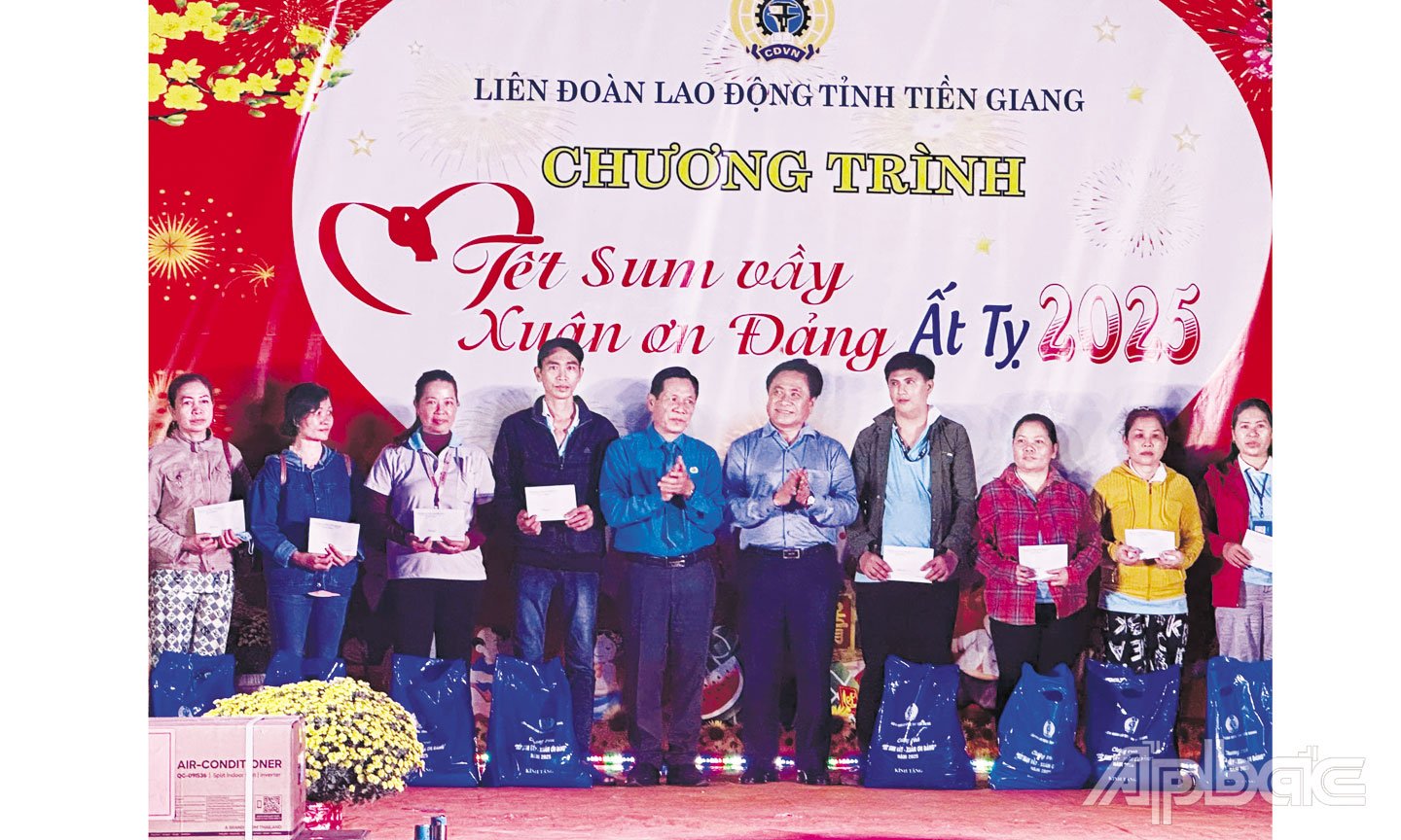 Lãnh đạo UBND tỉnh và LĐLĐ tỉnh Tiền Giang tặng quà cho công nhân, lao động tại Chương trình “Tết sum vầy - Xuân ơn Đảng”  Tết Nguyên đán Ất Tỵ 2025.