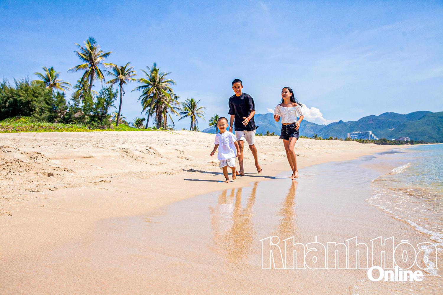 Touristen genießen die Schönheit der unberührten Strände in Khanh Hoa.