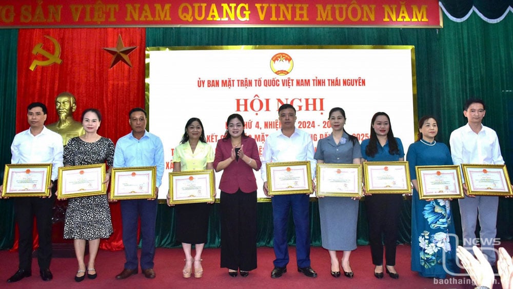 Đồng chí Phó Chủ tịch UBND tỉnh Nguyễn Thị Loan trao Bằng khen của UBND tỉnh tặng các tập thể, cá nhân có thành tích xuất sắc trong thực hiện Cuộc vận động “Toàn dân đoàn kết xây dựng nông thôn mới, đô thị văn minh” giai đoạn 2021-2025.