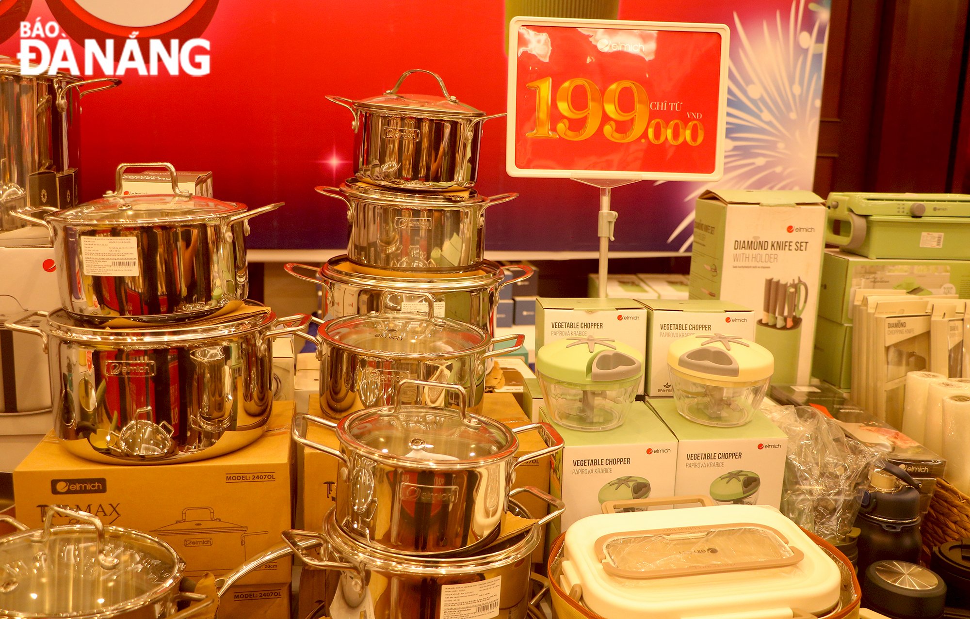 ภายในงานเทศกาลมีสินค้ามากมาย อาทิ สินค้าแฟชั่น เครื่องสำอาง น้ำหอม อุปกรณ์กีฬา เครื่องประดับ และสินค้าอุปโภคบริโภค จำหน่ายในราคาพิเศษ
