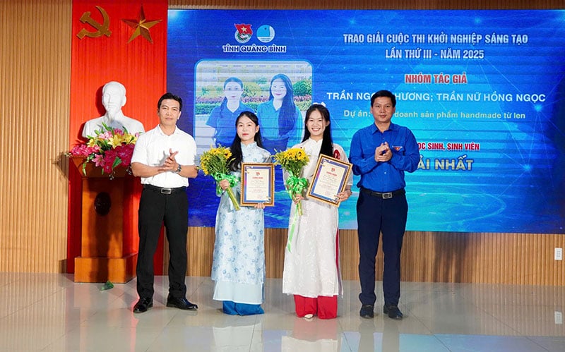 Trao giải nhất cho nhóm thí sinh bảng sinh viên khởi nghiệp.