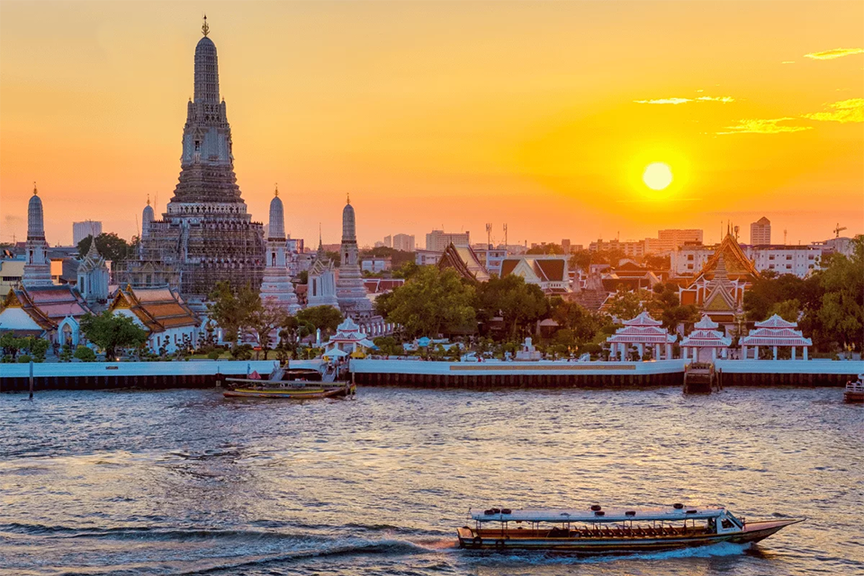 សូមស្វាគមន៍ថ្ងៃរះនៅថ្ងៃចូលឆ្នាំសកល 2025 ពីវត្តអរុណ ក្រុងបាងកក
