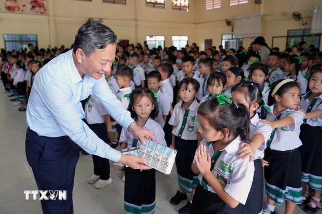 ttxvn-trao-yeu-thuong-ket-noi-tinh-than-viet-lao2-resize.jpg