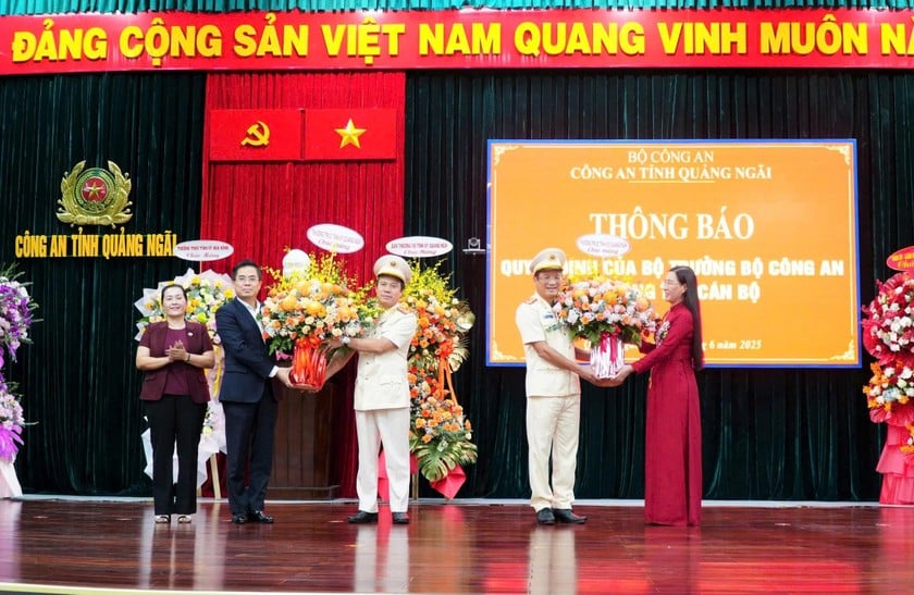 Lãnh đạo tỉnh Quảng Ngãi tặng hoa chúc mừng cho Đại tá Hồ Song Ân và Đại tá Hoàng Anh Tuấn.