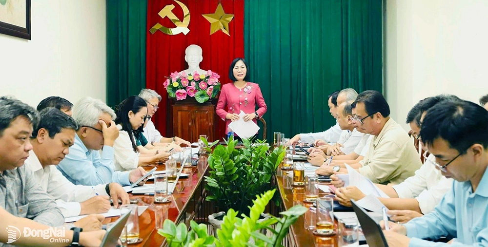 អនុប្រធានគណៈកម្មាធិការប្រជាជនខេត្ត Nguyen Thi Hoang ធ្វើជាប្រធានកិច្ចប្រជុំ។ រូបថត៖ B.Nguyen