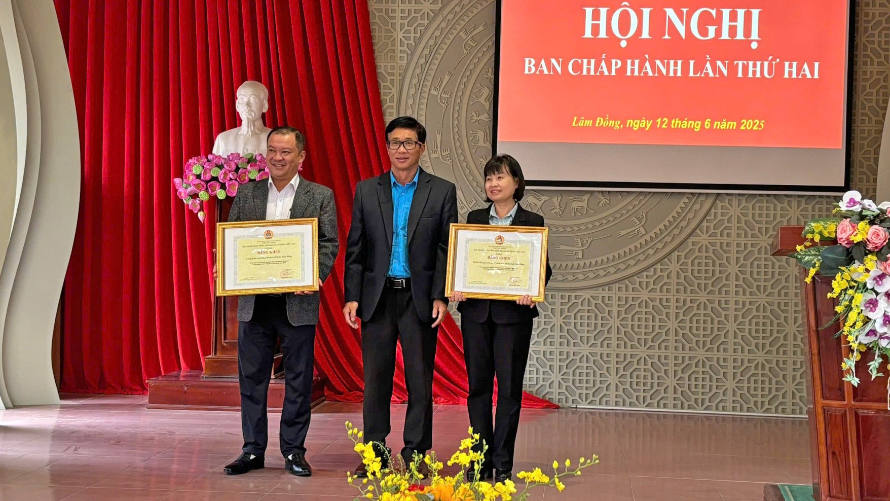 Awarding Certificates of Merit from the Vietnam General Confederation of Labor to 2 groups