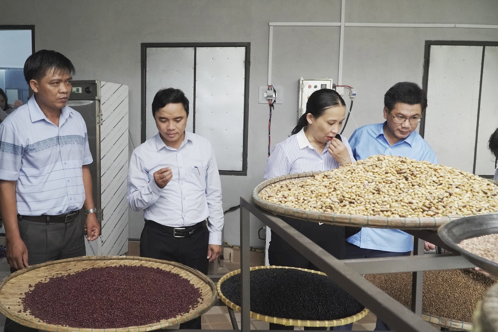 Thời gian qua, ngành nông nghiệp tỉnh đã có nhiều hỗ trợ cho nông dân trong việc chuyển đổi số. Ảnh: VINH CHÂU