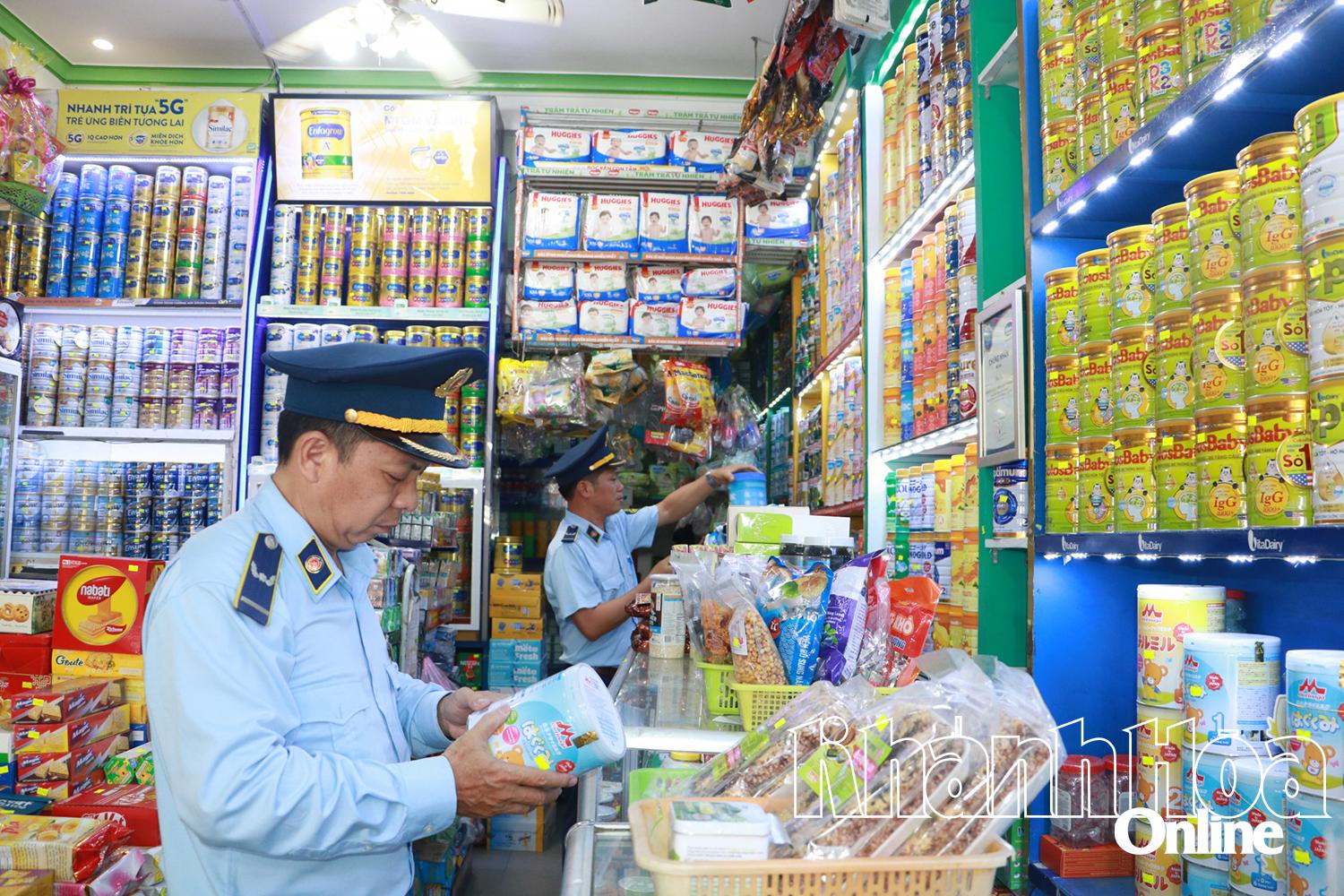 Đội Quản lý thị trường số 5 kiểm tra mặt hàng sữa bột tại một cơ sở kinh doanh ở Diên Khánh.
