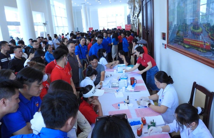 Ngay sau Lễ khai mạc, khoảng 1.000 tình nguyện viên là cán bộ CCVC, lực lượng vũ trang, đoàn viên, thanh niên, người lao động đến từ các ban, ngành, đoàn thể, đơn vị, doanh nghiệp trên địa bàn sôi nổi tham gia Ngày hội hiến máu “Giọt hồng Đất Mỏ” năm 2025.
