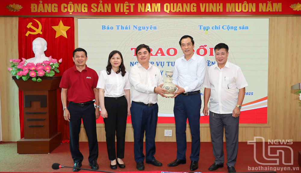 តំណាង​ក្រុម​វិចារណកថា​ទស្សនាវដ្ដី​កុម្មុយនិស្ត​បាន​ប្រគល់​វត្ថុ​អនុស្សាវរីយ៍​ដល់​កាសែត Thai Nguyen។