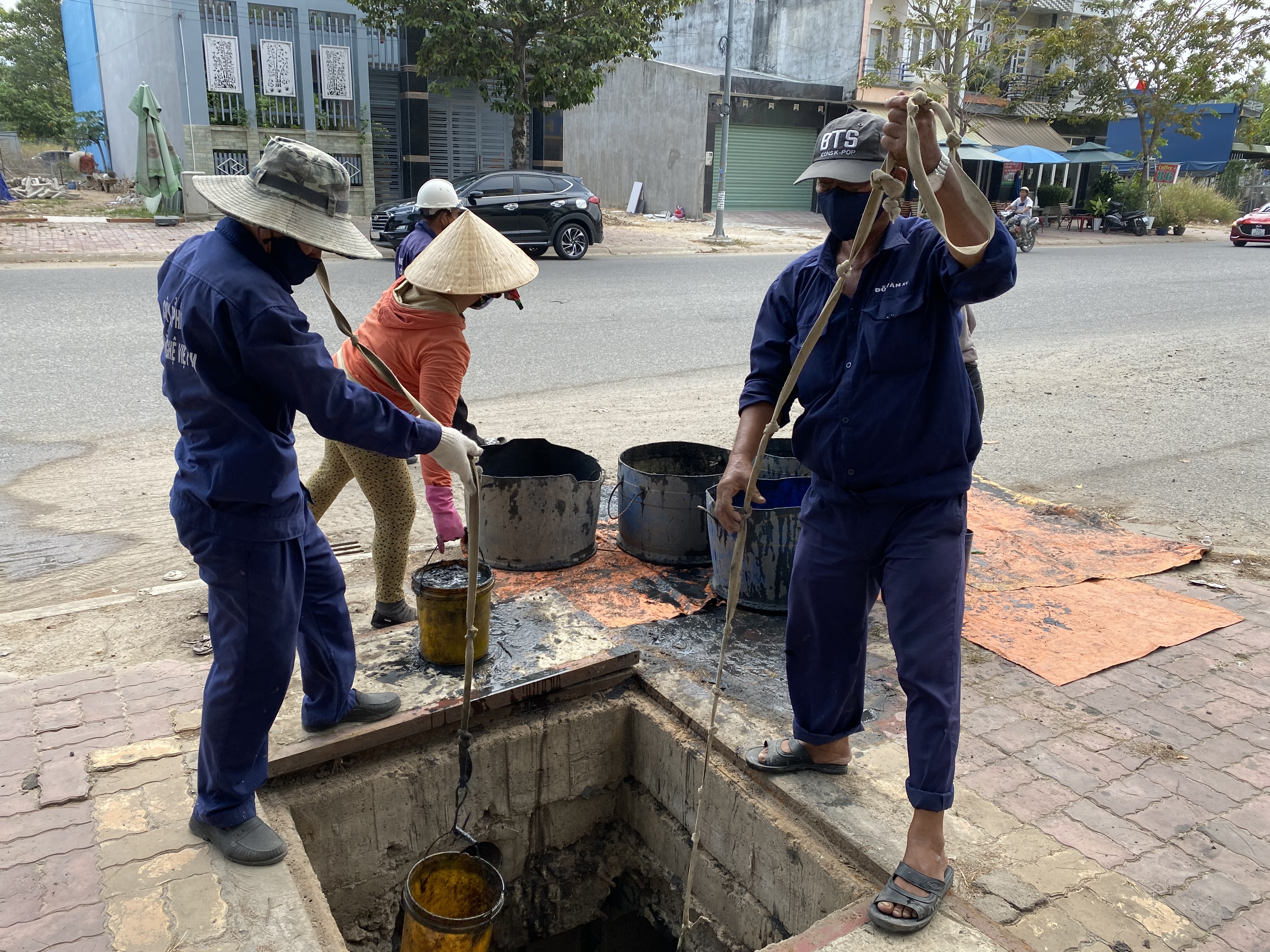 Duy tu, nạo vét hệ thống thoát nước là việc làm cấp bách  để phòng, chống ngập úng đô thị.