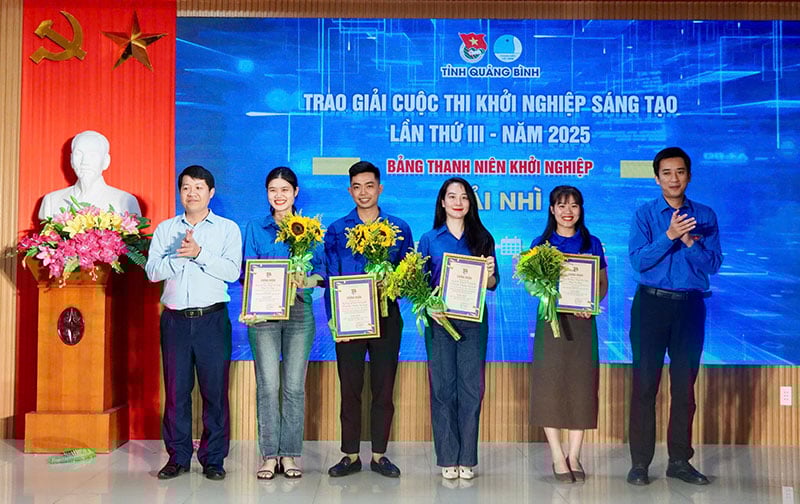 Trao giải nhì cho các tác giả, nhóm tác giải đoạt giải bảng thi thanh niên khởi nghiệp.